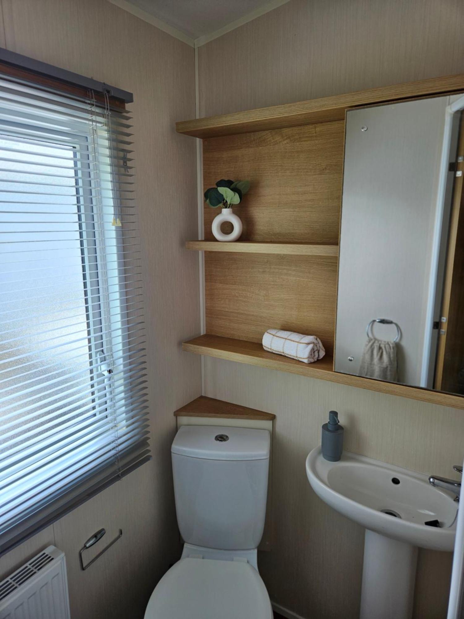 Lytham Luxe 6 Birth Caravan Weeton  Exteriör bild